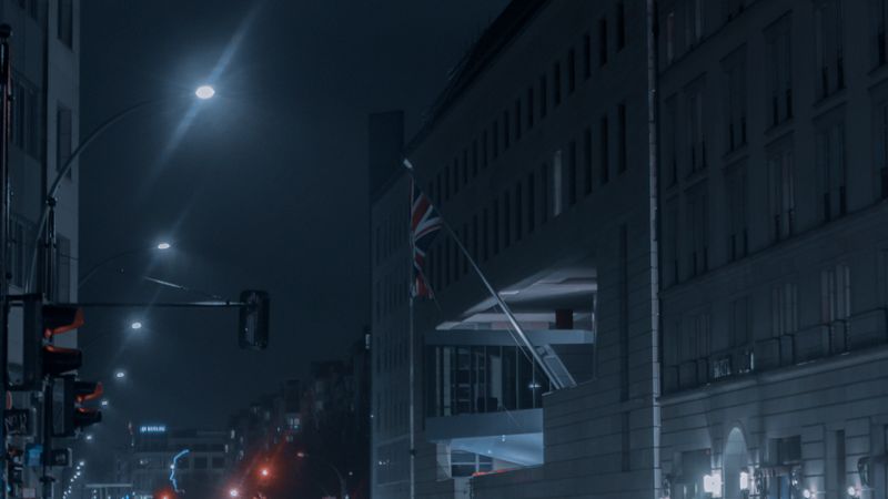 雨后湿润的城市街道夜景