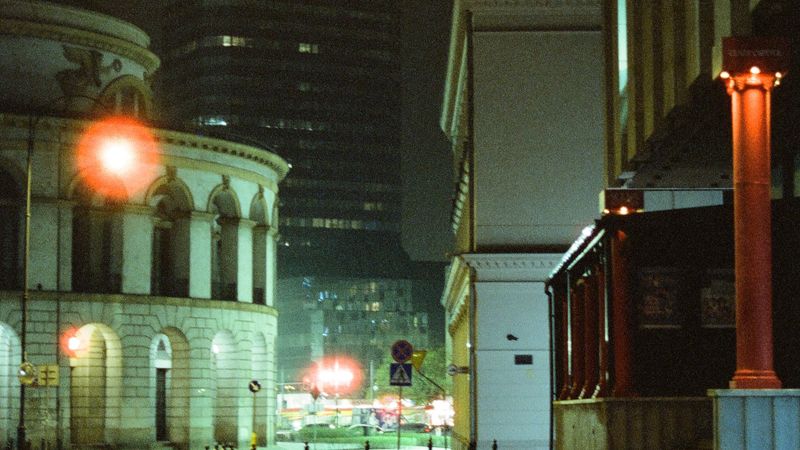异国城市夜晚的街道灯光